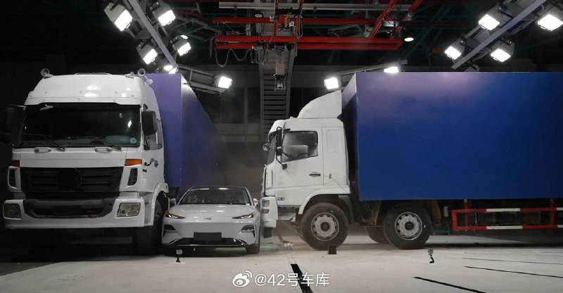 吉利银河 E8 今天进行了一项比较特殊的测试，行业首次 20 吨重卡夹击碰撞测试来体现银河 E8 的车身和电池的安全性能，模拟实际用车环境中被重卡侧碰，然后被夹的情况。配图