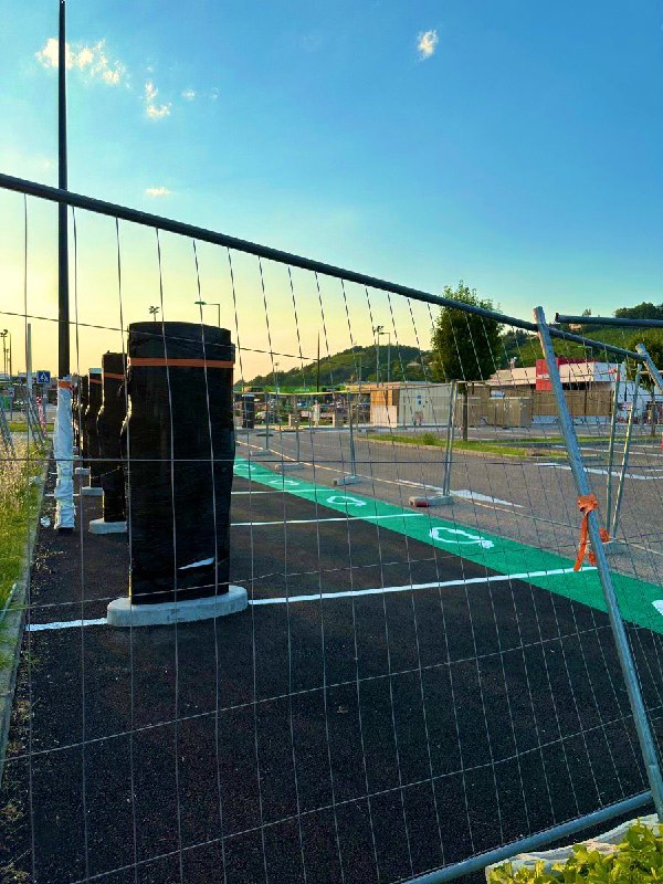 NEWS: Third V4 @Tesla Supercharger in the world currently being installed in France. https://twitter.com/EstherKokkelman/status/1678635547563028480配图