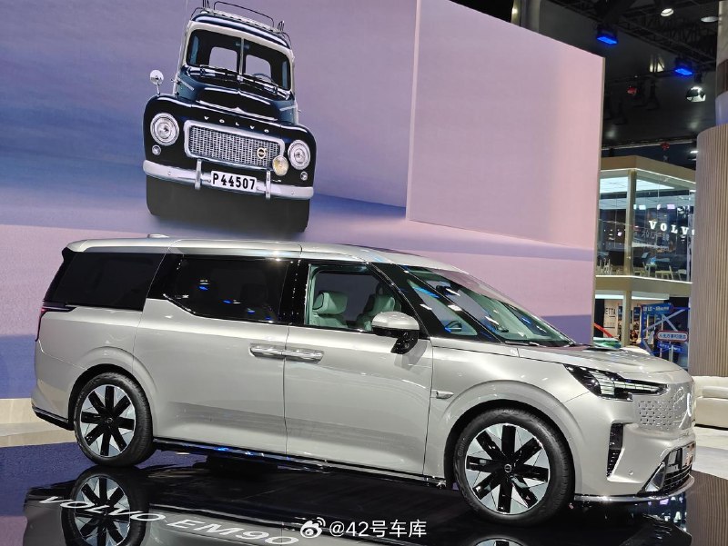 在 2023 广州车展上，沃尔沃旗下全新豪华纯电动 MPV 车型沃尔沃 EM90 首次公众亮相，新车基于 SEA 浩瀚平台打造，定位纯电动中大型 MPV 车型。配图