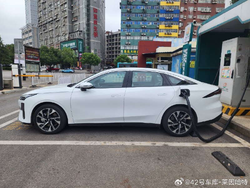 如果是加油、充电口开启方式不一样，更不爽。之前试过另一款，加油口车里实体按钮，充电口车外一按就开…配图