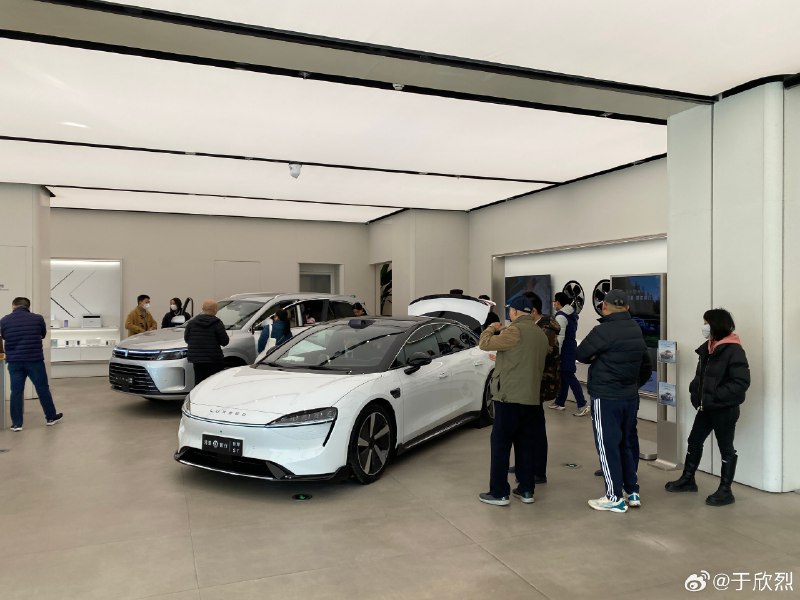 智界 S7 已经在华为体验店展示了。商场刚开门，客流量还不多。配图
