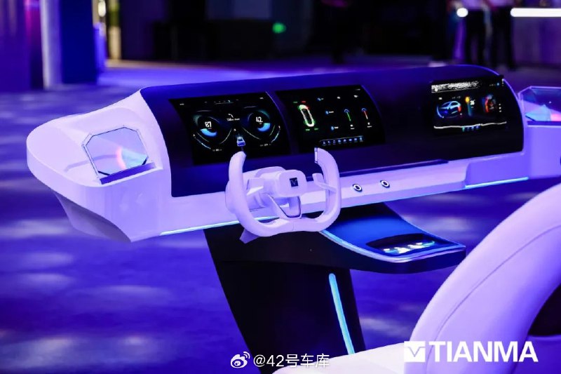 天马在比亚迪技术交流日上展示了最新的车载显示产品。配图