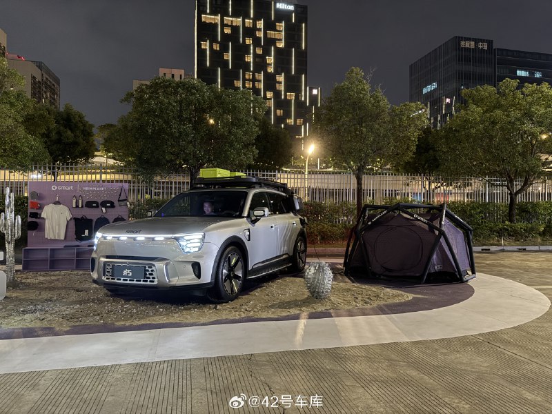 第一次见到这么多的 smart，还是车主们有创造力啊，每个人都有自己专属的个性车😂今晚史上最大的 smart——精灵 5 号即将上市，大家觉得起售价多少合适？配图