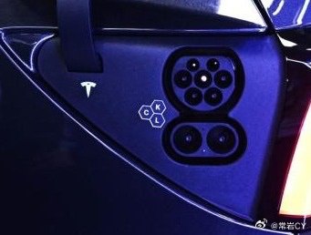 美國網友表示，根據產品手冊，新款 Model 3 的高壓電池即將做升級。配圖