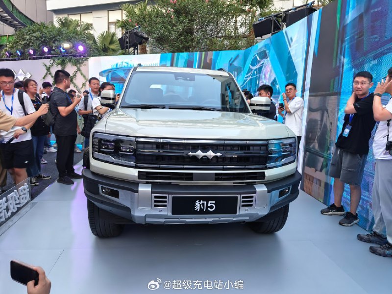 这你不得买一个。//@seldom是刘大星:还挺好看，新卫士的造型确实招人喜欢，哈佛那边也有个卫士造型的，20 万买卫士不是梦了配图