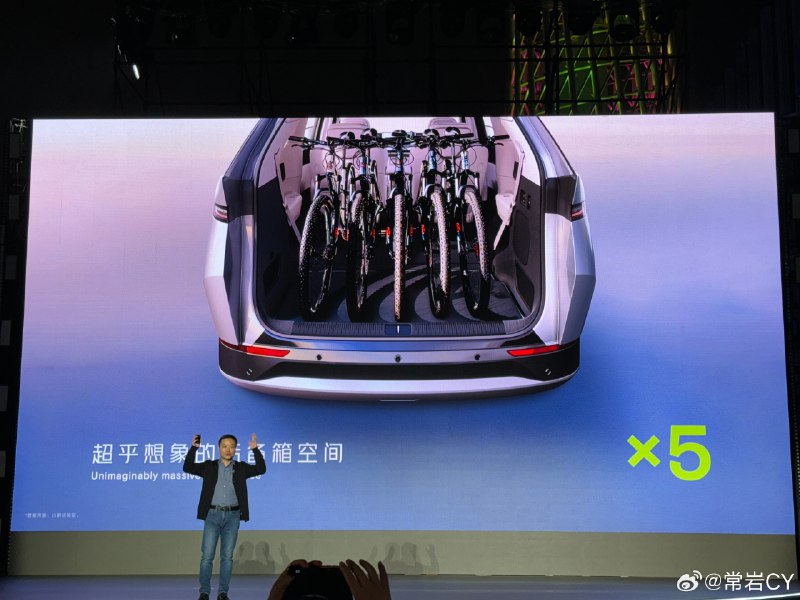 如果当四座车开的话，小鹏X9可以拉下你一宿舍的自行车，你一球队的高尔夫球包，你一单元楼的拉杆箱，和你一辈子的狗朋友[二哈]配图
