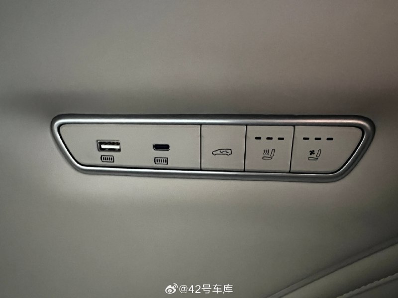 高山行政加長版第三排配置基本到頂了，兩個電動調節的獨立座椅，標配座椅通風加熱，配備 USB 和 Type - c 雙接口，獨立空調出風口。配圖