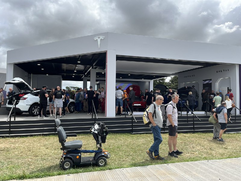 A couple pics from Tesla's booth at the Goodwood Festival of speed yesterday. Model Y, Model 3, Supercharger & Tesla Bot were on display. Small Starlink section too. https://t.co/lDMW3qnbg3配图