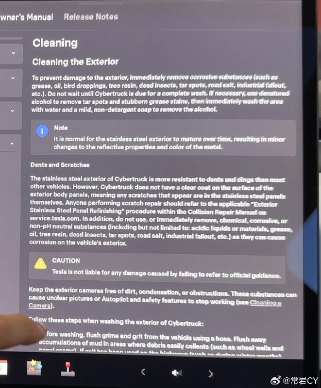 Cybertruck的不锈钢车身也会被腐蚀，需要及时维护。配图