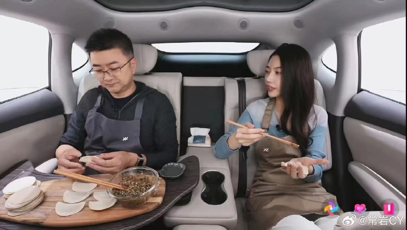 智己为了展示自家LS6的后排磁吸生态，应该是上演了行业第一次CEO在车内包饺子的盛况[doge]配图