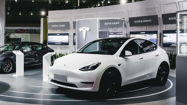 Elon Musk Says Tesla Would Cut Prices Again In "Turbulent Times" | Tesla's CEO would do so at the risk of squeezing the company's own margins.配图