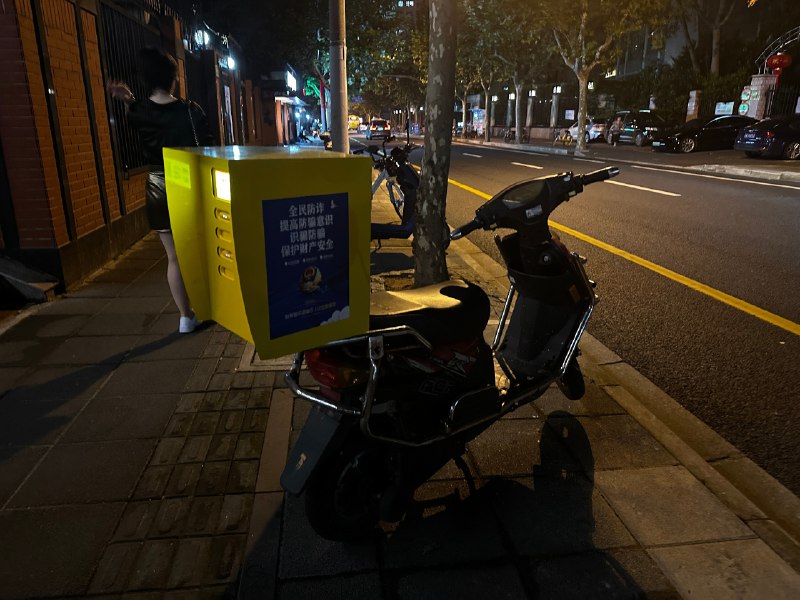 美团这个「移动充电柜」有点东西，打开了更多的使用场景和时段。加个壳子就可以，用低成本提高了销售效率。配图