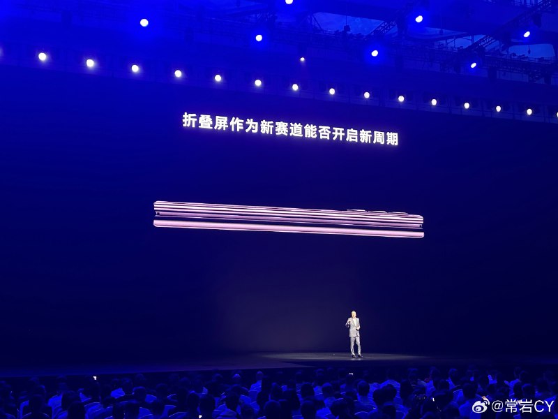 荣耀Magic V2厚度只有9.9mm，重量231g，这些数据都优于用来对比的iPhone 14 Pro Max以及华为Mate 50 RS。配图