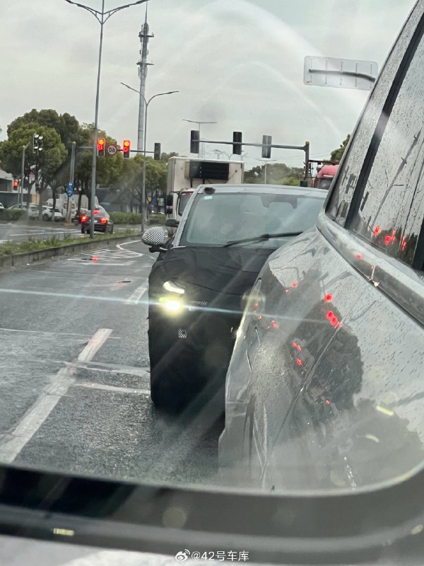 昨天乐道实车照片刚被爆出来，今天路上就偶遇了测试车，最近安亭遇到乐道测试车的频率也是越来越高了。配图