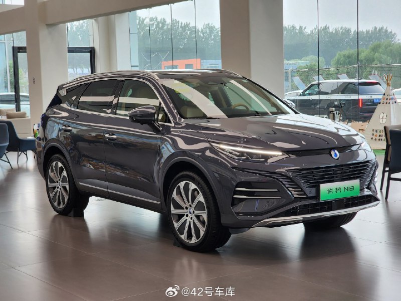 今天來國內最大的騰勢門店看了騰勢 N8，關於這台車的重點產品信息彙總一下。配圖