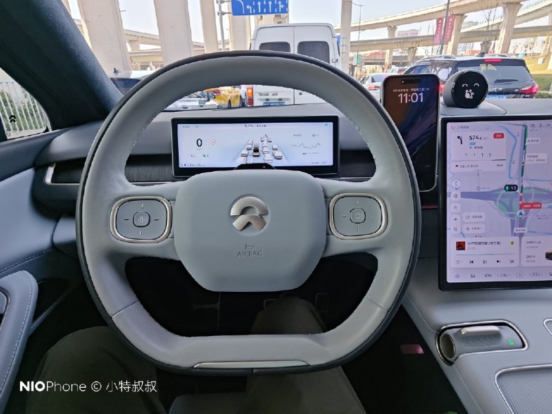 内饰方面，我还是更吃蔚来这种简约、高级又有质感的感觉。配图