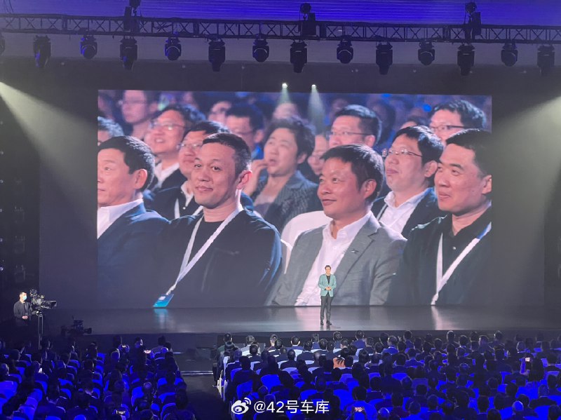 蔚小理再次同框竟然是在小米汽车发布会上[允悲]配图