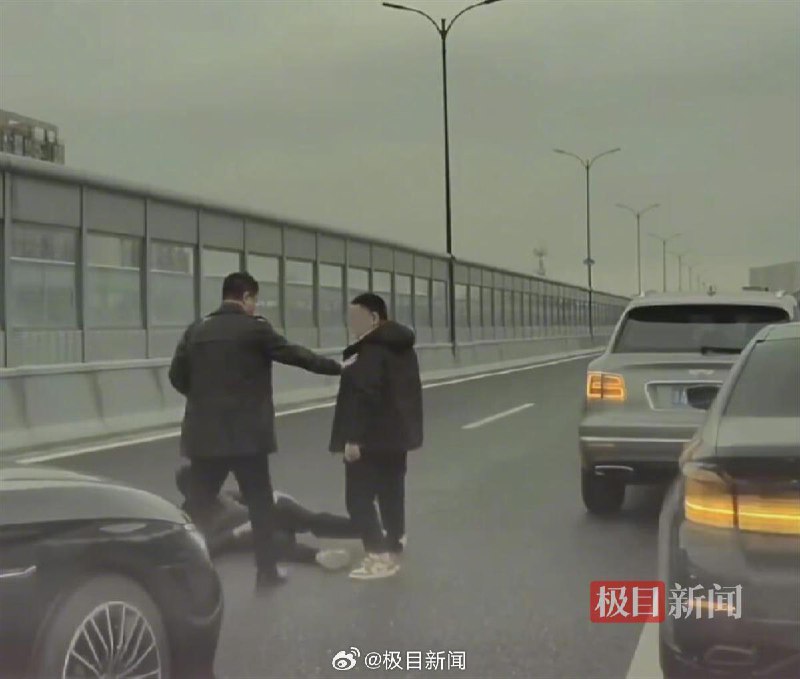 比亚迪车主有见义勇为的奖励了[哆啦A梦微笑]//@我想我是海阿杜:比亚迪将对孙先生的车辆终身免费维修保养，并奖励20万元。同时公司考虑设立“比亚迪车主正能量及见义勇为奖”，对正能量及见义勇为车主给予5-20万元的奖励！配图