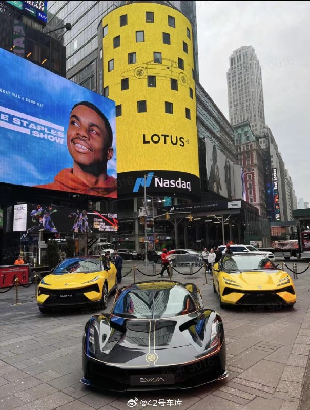 路特斯带着旗下三款纯电动车，在纳斯达克敲钟上市！股票代号 LOT。配图