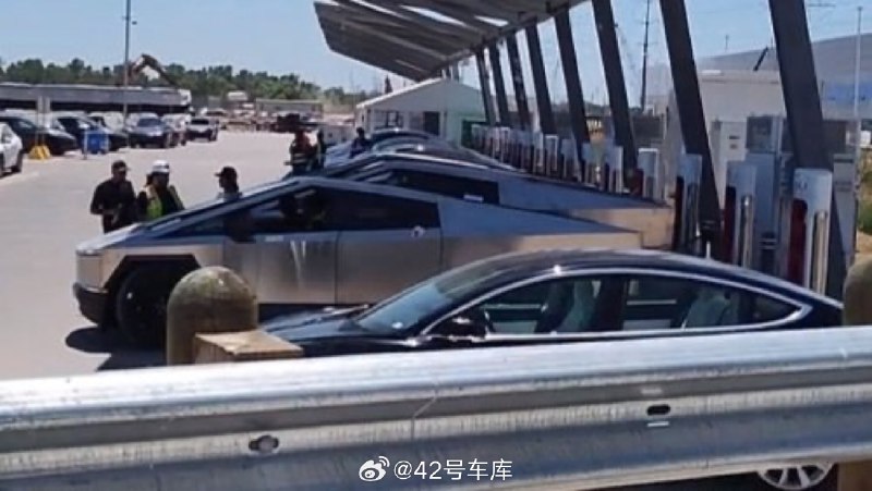 三台特斯拉 Cybertruck 在位於奧斯汀的生產工廠外的特斯拉超充站充電，新車甚至都已經上板車了。配圖