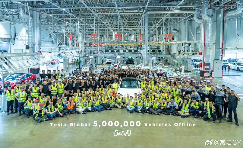 全球第500万辆特斯拉是一辆产自上海工厂的Model 3焕新版珍珠白色。配图
