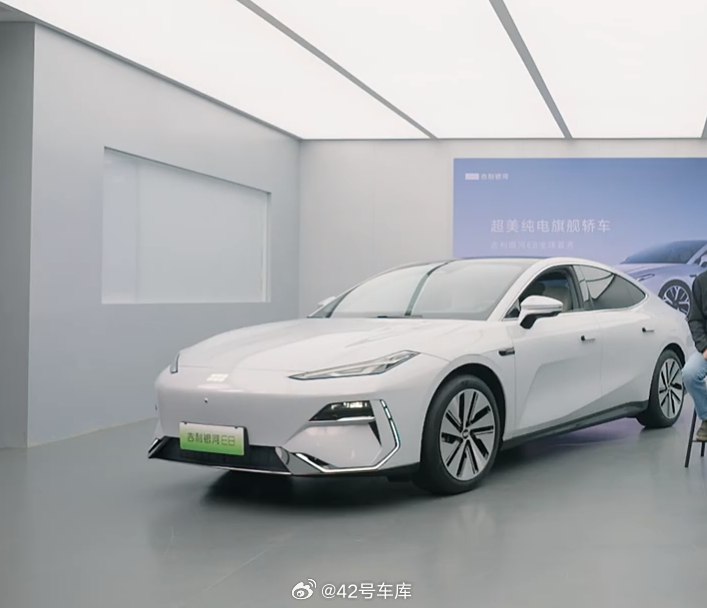 吉利银河 E8 的设计解析直播开始了。配图