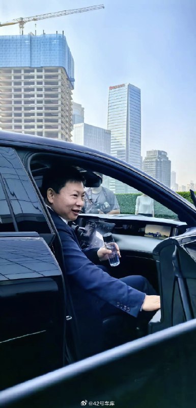 华为阿维塔合资，余承东正在乘坐阿维塔 11 前往签约现场。👏配图