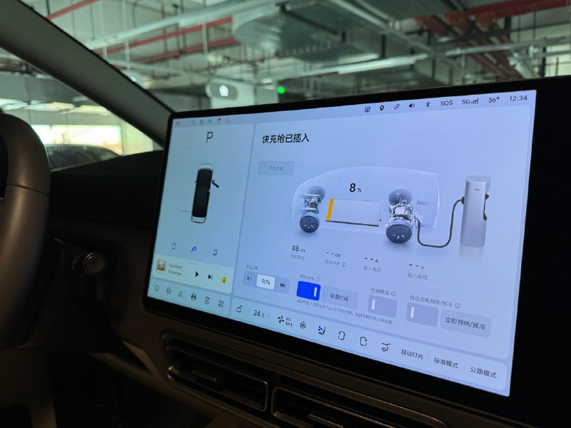 来万象城，刚好车子没啥电了，充一下NIO Power。配图