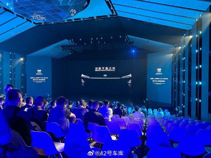 別克品牌日和全新 GL8 陸尊 PHEV 的發佈會上，Momenta、禾賽、地平線的 CEO 都來到了現場，很好奇這次上汽通用以及別克會在在三家供應商上，有哪些新的合作進展。配圖