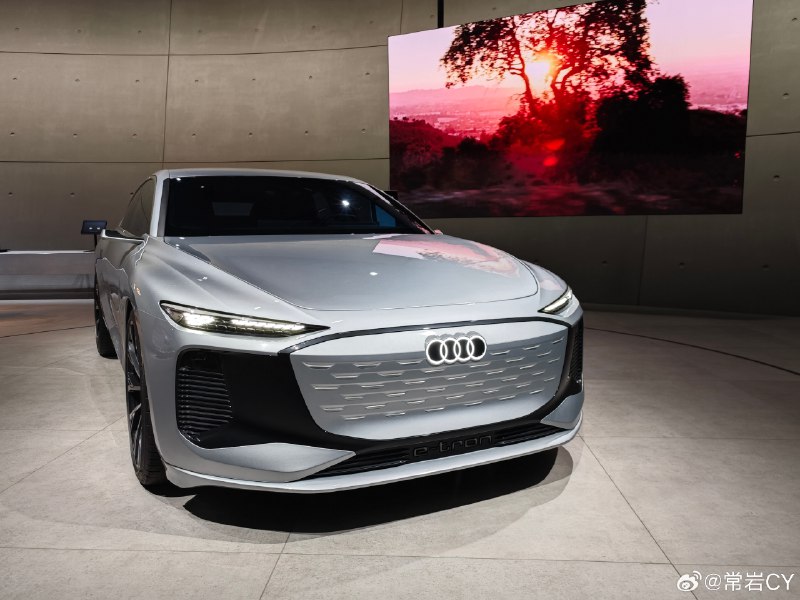 奥迪 A6 e-tron Concept 是整个奥迪展馆最引人注目的展品了。配图