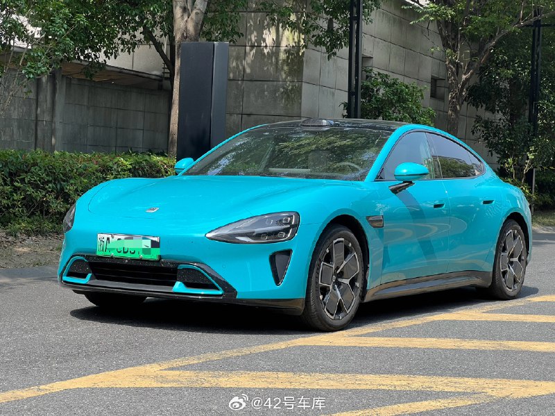 这两天开小米 SU7 Pro，这辆应该是门店的试驾车，因为中央扶手里还放着紫外线阻隔测量仪和温度计，看样子是给看车用户展示用的。配图