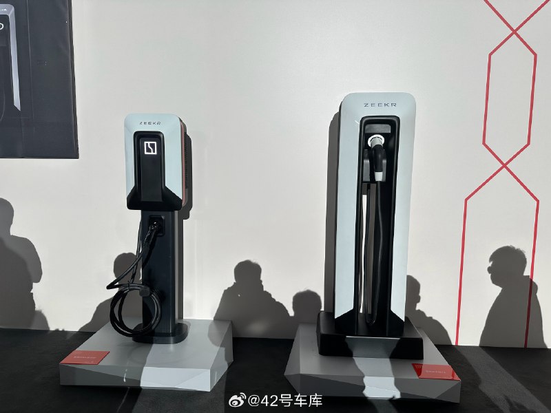 左边是极氪 20 kW 家充桩，右边是极充桩 V3。配图