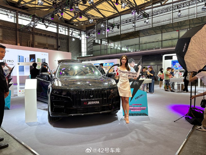 魅族展台把领克 09 搬过来了！配图