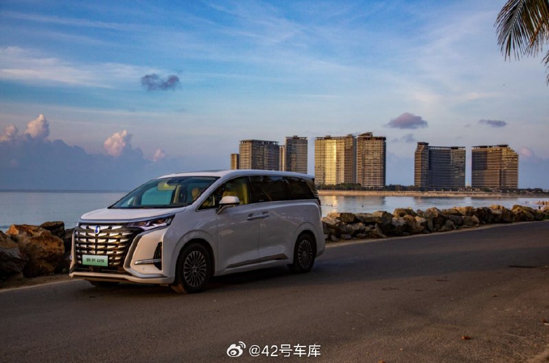 在新能源的大潮下，MPV 市场在今年迎来了百花齐放。配图