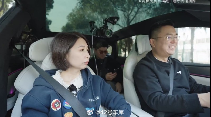 极越汽车 CEO 夏一平表示在极越 01 的产品定义初期就决定了使用 U 型方向盘，而且在那之前，夏一平还已经使用了 3 个月的特斯拉的 U 型方向盘。配图