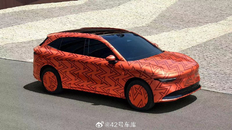 極氪代號為 CX1e 的純電 SUV 諜照。配圖