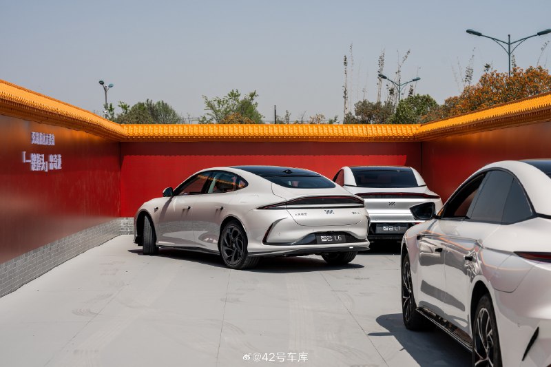 智己的「沉浸式迷宫」又来啦！这两天试驾了智己 L6，跟大家分享一下场地部分的试驾感受。这次的场地试驾区域依旧分为智驾区和性能区。配图