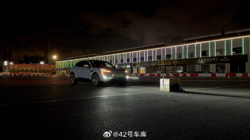 夜间、逆光在驾驶中算极限场景，因为可能让驾驶员短暂致盲，这个场景下，阿维塔 11 的表现如何呢？配图