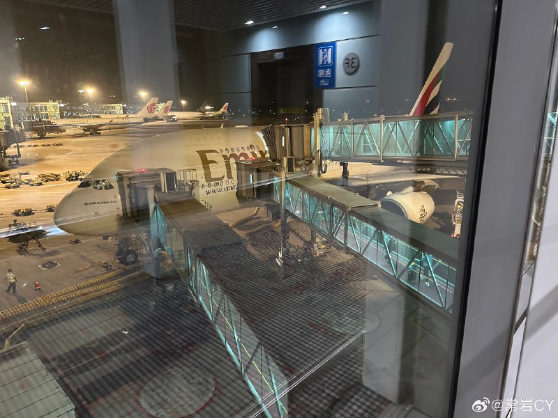 阿聯酋航空的A380機隊已經有些年頭了，今天看到航班號才想起來10年前我出國上學坐的就是這趟班次。配圖