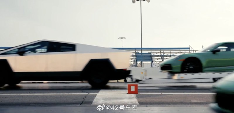马斯克表示：Cybertruck 即使拖着保时捷 911，它的车速也可以超过保时捷 911。配图