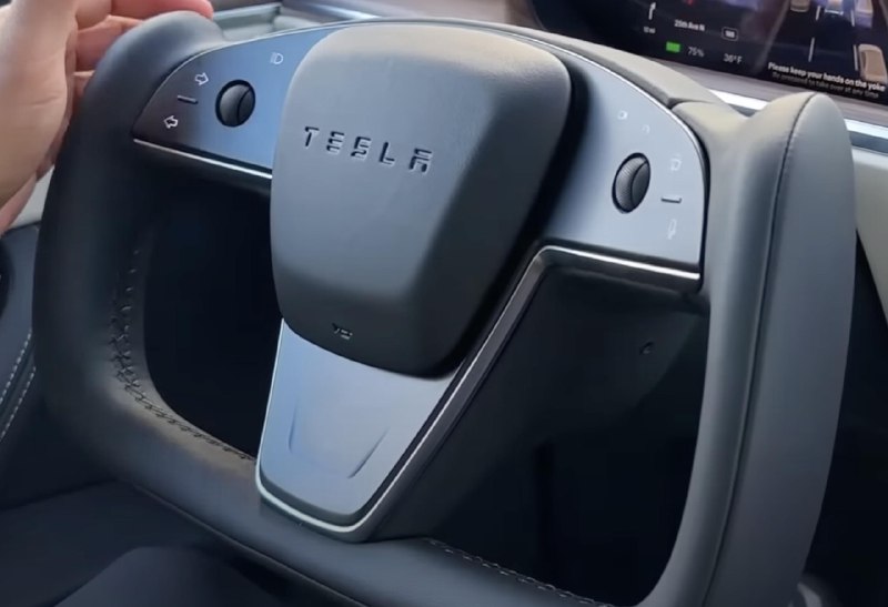 Model S/X 开始装配新方向盘了，主要改进有气囊喇叭以及给了摄像头调用快捷键。配图