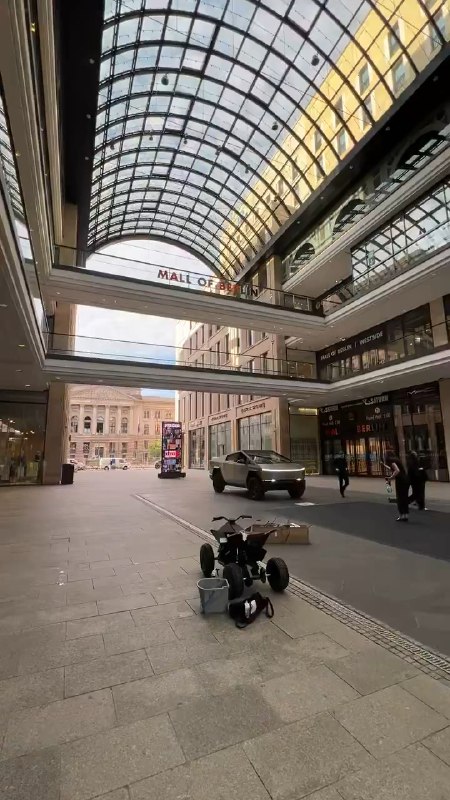 特斯拉展开 Cyber 奥德赛活动，也就是把 Cybertruck 在欧洲进行巡展。配图