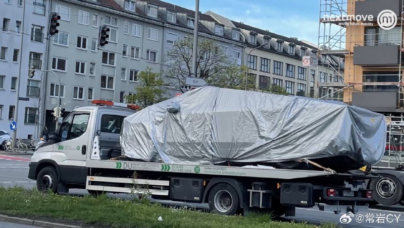 疑似 BMW 买了一辆 Cybertruck，又把它千里迢迢运到了慕尼黑。配图