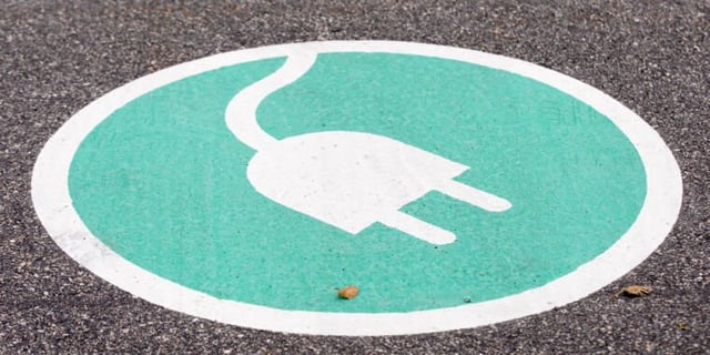 30,000 EV fast chargers in the works from new car industry consortium | The chargers will support both CCS1 and NACS, with deployment starting in 2024.配图
