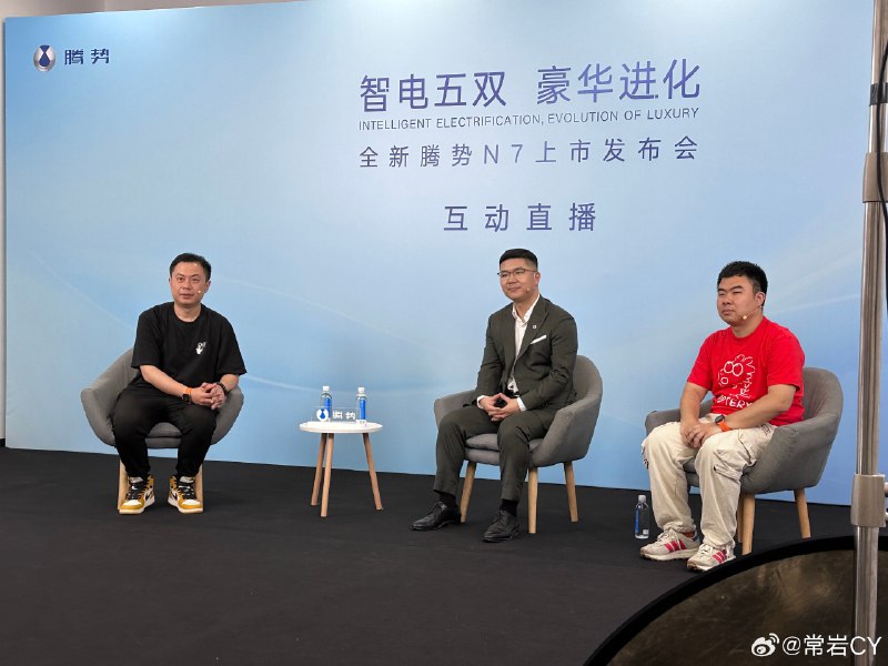 @赵长江V 真是精力超人，主持完一个半小时的发布会又接上一个小时的直播，脑子还很亢奋清晰。配图
