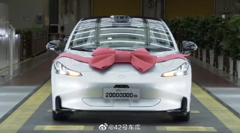 承载「中国新能源汽车第 2000 万辆下线」之名的昊铂 GT，来了。配图