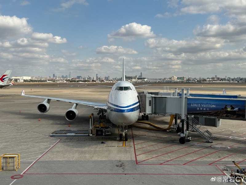 今天阴差阳错地坐到了这架注册号B-2447的波音747-400，这架飞机已经服役了28.8年，因为承担过重要任务，保养良好，已经是现在国内在役年限最久的民航客机了。配图