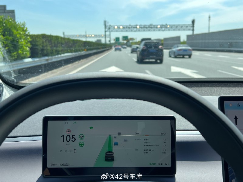 试了一下零跑 C10 的高速领航 NAP，是单 Orin 加激光雷达的方案，虽然看起来不是那么贵气，但是考虑到纯电不到 17 万的售价，也是独一份了。配图