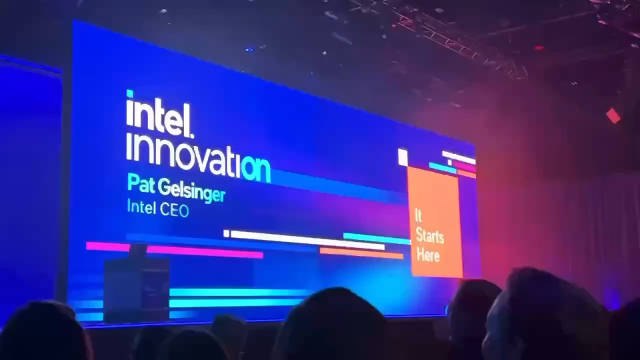 你如果不知道Intel CEO今天在发布会一上台的时候突然做了两个俯卧撑的话，你就把今天科技圈最大的热点错过了[doge]配图