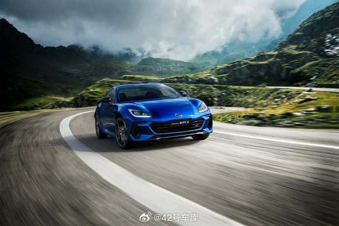 满足国六 B 排放标准的新款斯巴鲁 BRZ 来了，共推出 2 款车型，手动挡 29.98 万元，自动挡 30.98 万元。配图